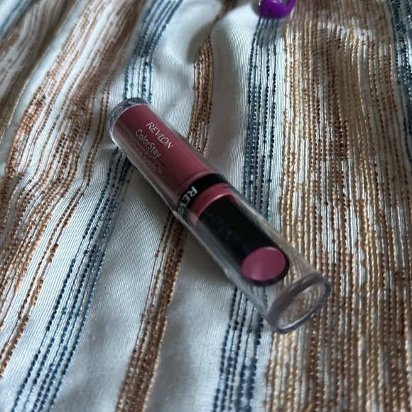 Revlon ColorStay Ultimate Suede Lipstick- 070 PREVIEW - Picture 10 of 10